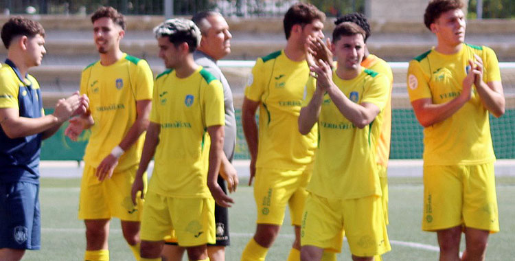 Los jugadores auriverdes, felices tras la victoria. Foto: Montilla CF