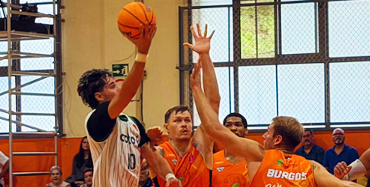 Gonzalo Orozco intenta una bandeja en el duelo de la pasada semana en Morón, que también será el siguiente rival en la Copa. Foto: Córdoba Club de Baloncesto