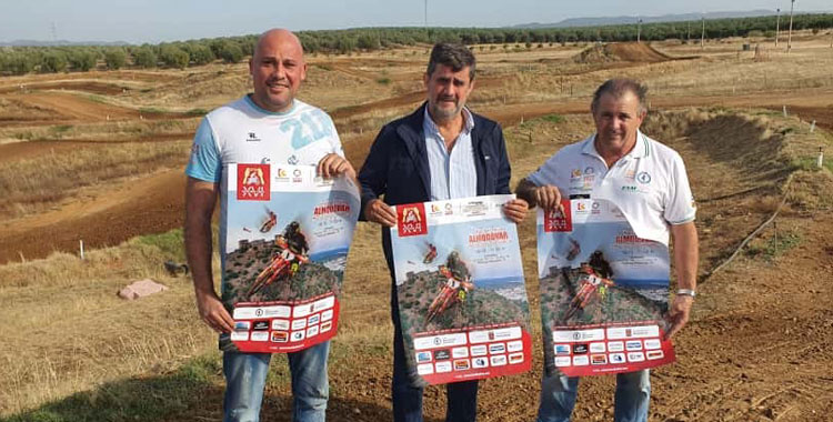 Rubén López, concejal de deportes, Ramón Hernández, alcalde de la localidad carbulense, y Alfonso Luna, organizador del certamen