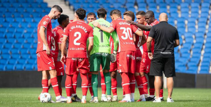 Los jugadores del Córdoba hacen piña antes del segundo tiempo en San Sebastián. Foto: LaLiga Hypermotion