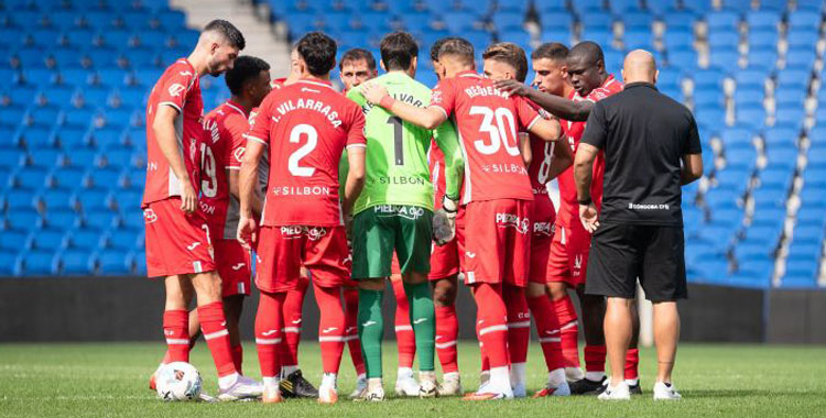 Los jugadores del Córdoba hacen piña antes del segundo tiempo en San Sebastián. Foto: LaLiga Hypermotion