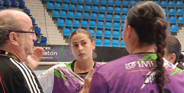 Rafa Moreno habla con sus jugadoras en una pausa dentro de un partido. Foto: Rahi-Sepisur Córdoba