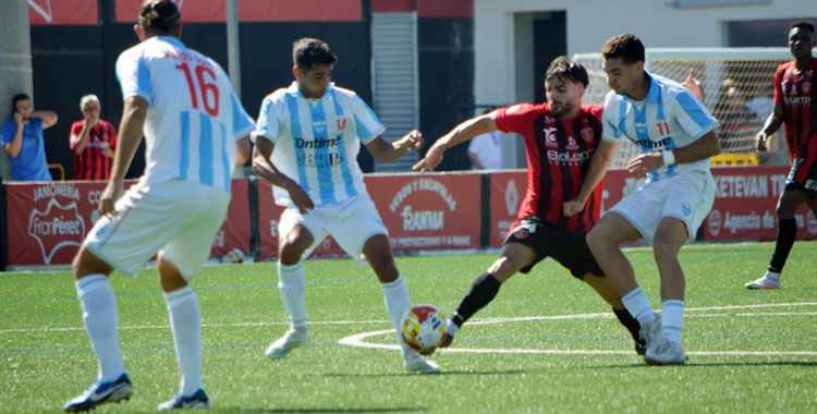El equipo rojinegro no pudo mantener su buena racha inicial en la liga. Foto: Tino Navas / Salerm Puente Genil