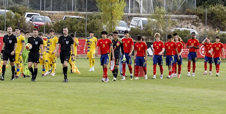 Los jugadores de España saltando al campo para el partido. Foto: RFEF