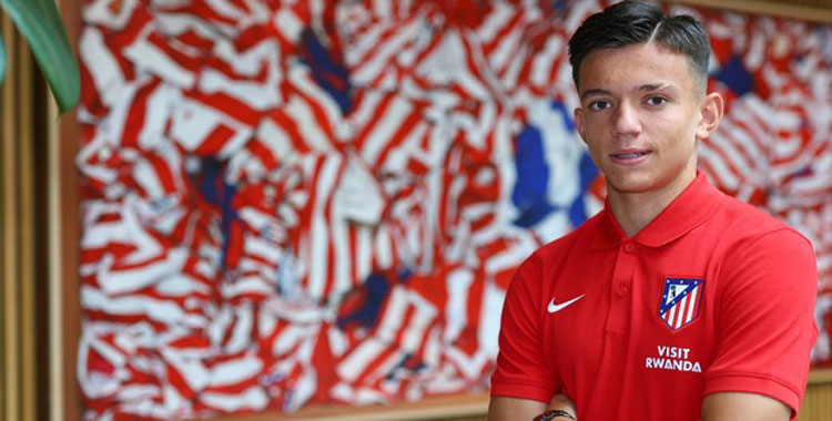 Rubén Gómez tras firmar su primer contrato profesional. Foto: Club Atlético de Madrid