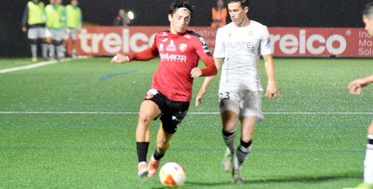 Rafita en una subida por su banda en el duelo copero contra el Cartagena. Foto: Josechu Baena / Salerm Puente Genil