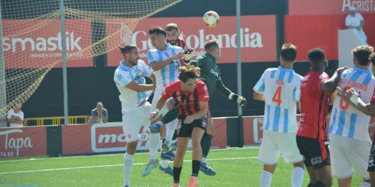 El Salerm Puente Genil disputa un balón en el área. Foto: Tino Navas / Salerm Puente Genil