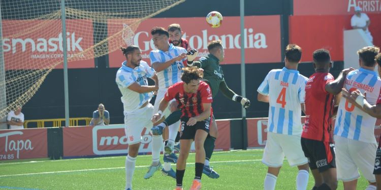 El Salerm Puente Genil disputa un balón en el área. Foto: Tino Navas / Salerm Puente Genil