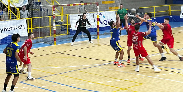 Un lance del derbi entre lasalianos y cajistas. Foto: La Salle Balonmano