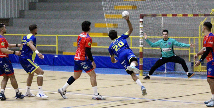 Antonio Pineda vuela para intentar anotar ante Bernat Bisbal. Foto: La Salle Balonmano
