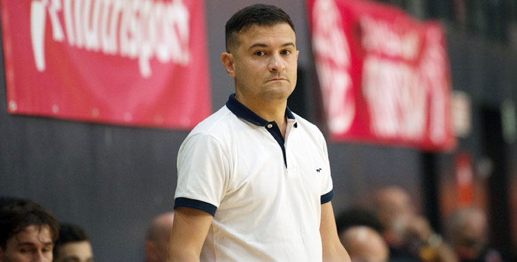 Emanuel Santoro sigue el juego de su equipo en Santa Coloma.