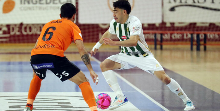 Titi del Rey encara a su oponente en el partido frente al Ribera. Foto: Edu Luque / Córdoba Futsal