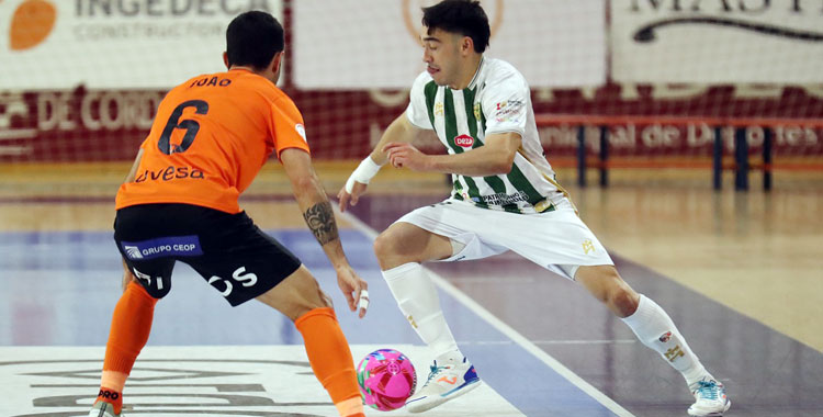 Titi del Rey encara a su oponente en el partido frente al Ribera. Foto: Edu Luque / Córdoba Futsal