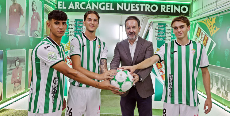Los tres jóvenes cordobesistas posando con Monterrubio. Foto: CCF