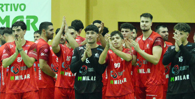 Los jugadores del Cajasur Córdoba de Balonmano aplaudiendo a su hinchada. Foto: Rafa Barroso / CBM