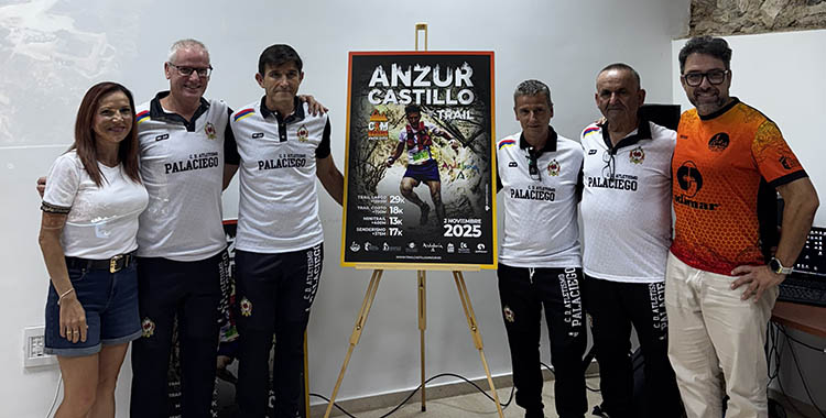 Presentación oficial del V Trail Castillo Anzur. El acto estuvo presidido por el director de la prueba, Luisma Arjona, y el concejal de Deportes del Ayuntamiento de Puente Genil, Rafael Ruiz, quienes dieron a conocer todos los detalles de la edición de este año.