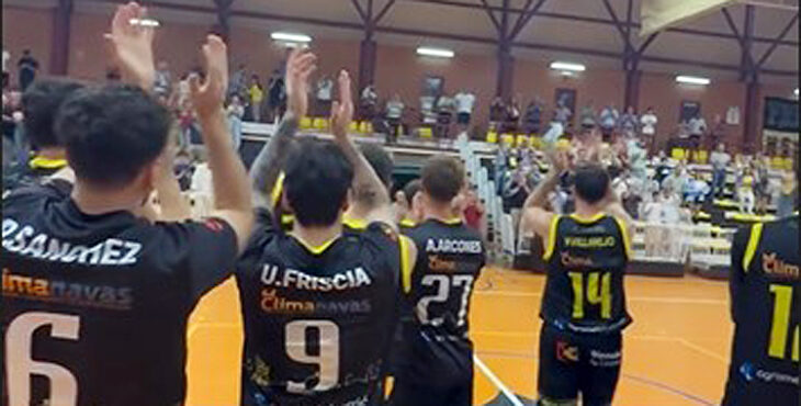 Los jugadores del cuadro minero aplauden al graderío del Polideportivo Lourdes Mohedano. Foto: CP Peñarroya