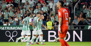 La celebración blanquiverde del gol del triunfo, con el meta de la Cultural, Édgar Badía, en primer término. Autora: Natalia Román