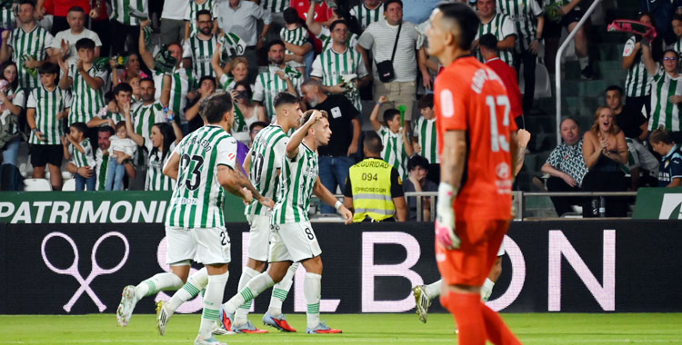La celebración blanquiverde del gol del triunfo, con el meta de la Cultural, Édgar Badía, en primer término. Autora: Natalia Román