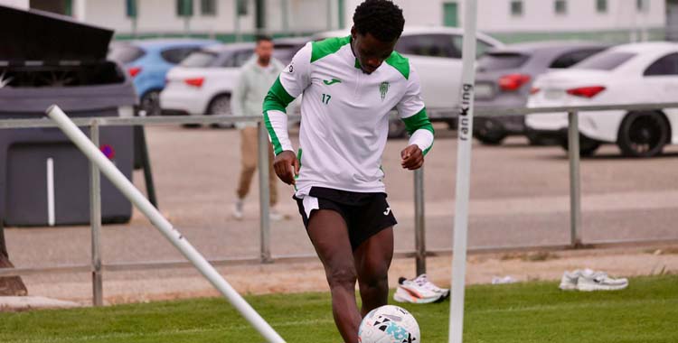 Adilson practica con el balón en la Ciudad Deportiva.