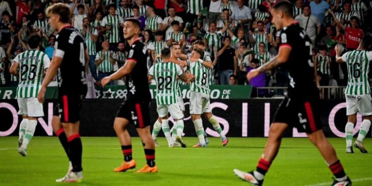 Adri Fuentes celebrando su segundo gol de la temporada ante la Cultural Leonesa.