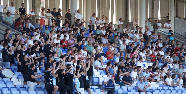 Aficionados celestes en el Estadio Ciudad de Lucena.