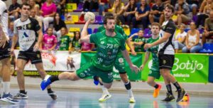 Aitor Gómez arma el brazo en un partido con el Dólmenes Antequera.