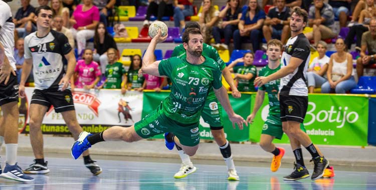 Aitor Gómez arma el brazo en un partido con el Dólmenes Antequera.