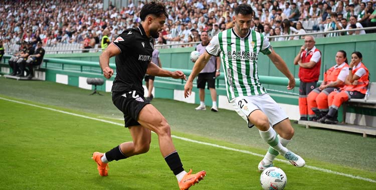 Albarrán trata de zafarse de un rival.