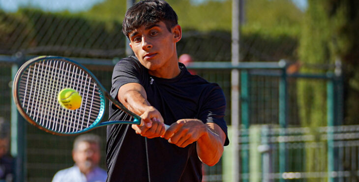 Alejandro López Escribano, durante su participación en el ITF M25 de Sintra, donde superó la fase previa y rozó su tercer punto ATP. Foto @fvphotosport