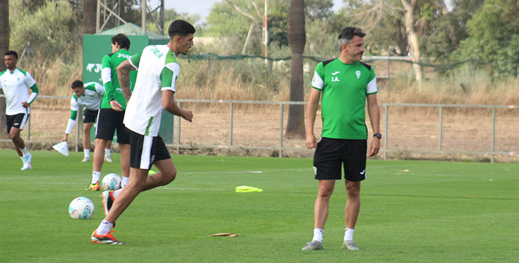 Álex López integrado en el grupo junto a Iván Ania tras la grave lesión de cruzado que sufrió a principios de año.