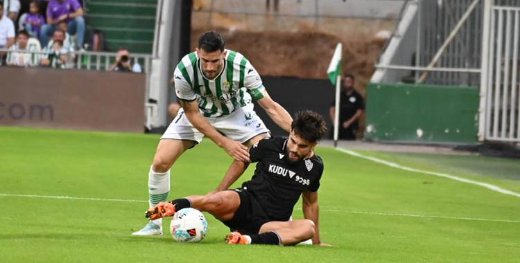 Carlos Albarrán encimando a un rival del Almería.