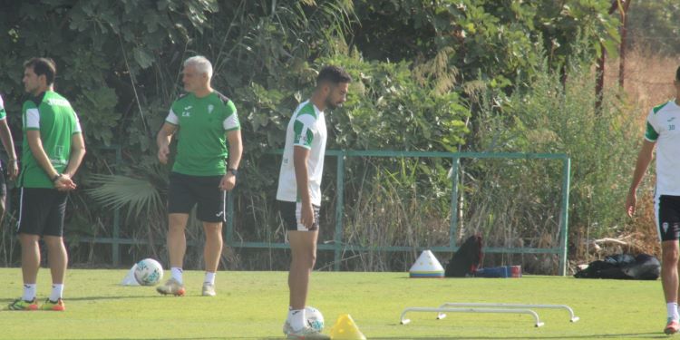 Rubén Alves esperando el balón en la Ciudad Deportiva.