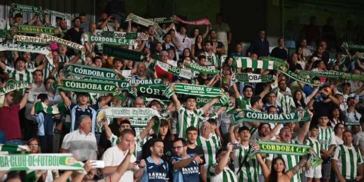 Los aficionados del Córdoba hacen ondear sus bufandas antes del duelo contra la Cultural. Autora: Natalia Román