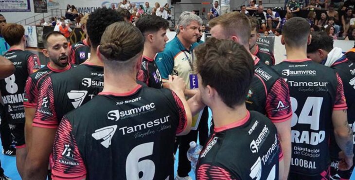 Paco Bustos en un tiempo muerto con sus pupìlos.