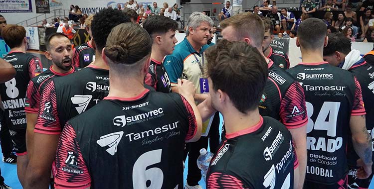 Paco Bustos en un tiempo muerto con sus pupìlos.