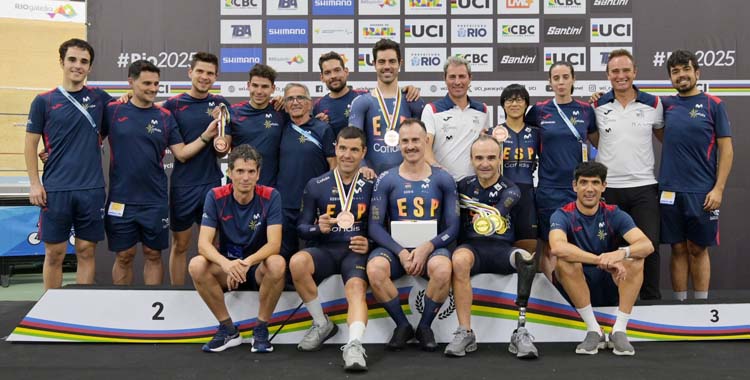 Alfonso Cabello y el equipo español de ciclismo adaptado en el Mundial.