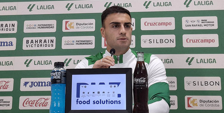 Carlos Isaac en la sala de prensa de El Arcángel.