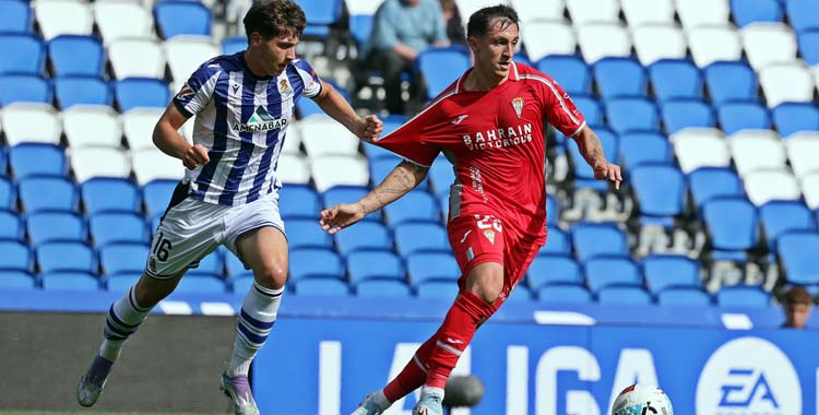 Carracedo en una acción en Anoeta ante la Real Sociedad B.