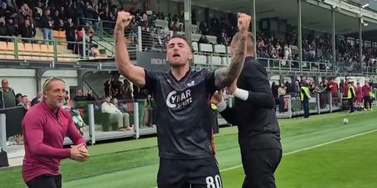 Antonio Casas celebrando su primer gol en Italia con el Venezia.