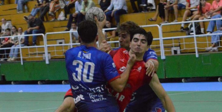 Lance del duelo entre el Cajasur CBM y el BM Málaga. Foto: Rafa Barroso / CBM