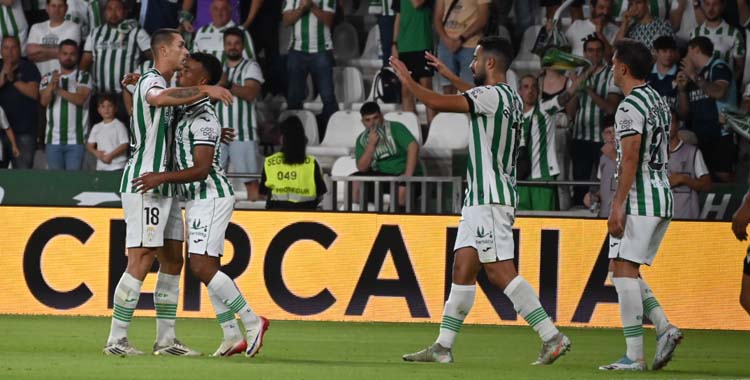 Adri Fuentes celebra su gol ante la Cultural con sus compañeros.