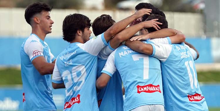 Los jugadores celestes celebran un gol ante el Coria.
