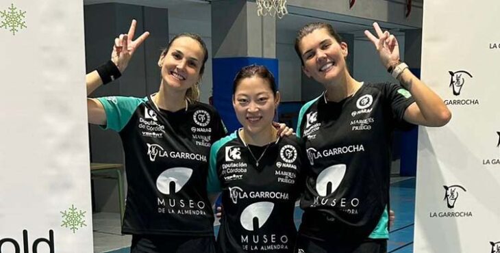 Las jugadoras del Museo de la Almendra celebran su primer triunfo.