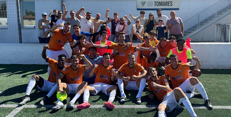El Pozoblanco celebra su goleada en Tomares.