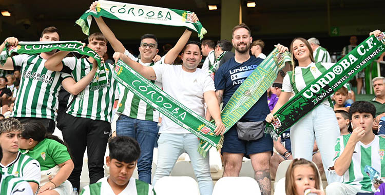 Varios cordobesista muestras sus bufandas en la grada de El Arcángel.