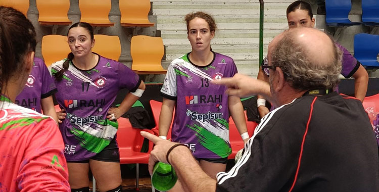 Las jugadoras de Adesal escuchando a Rafa Moreno. Foto: Rahi-Sepisur Córdoba