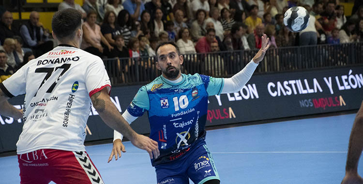 José Cuenca pasando el balón ante la defensa del BM Nava.