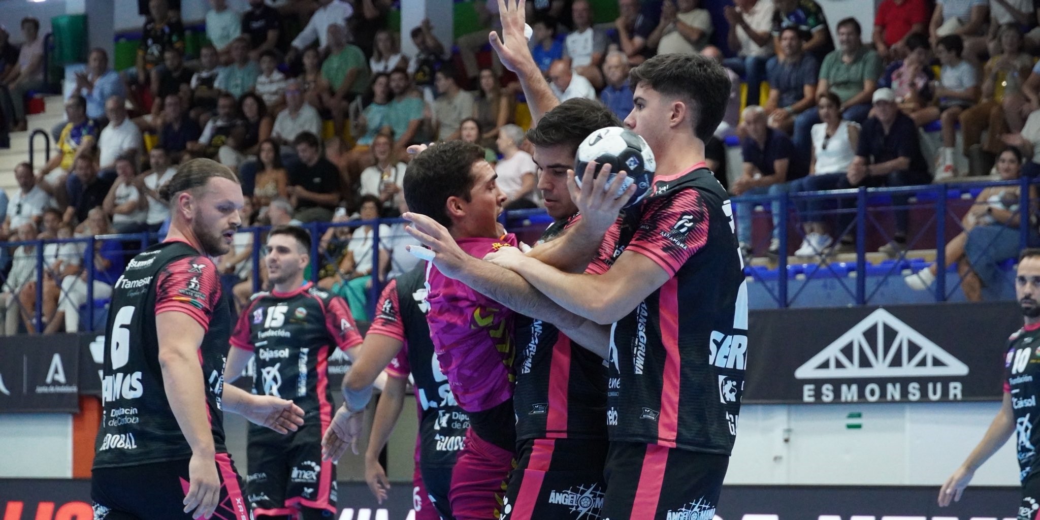 Defensa. Pablo Simonet y Dani Serrano bloquean a un jugador del REBI Cuenca.