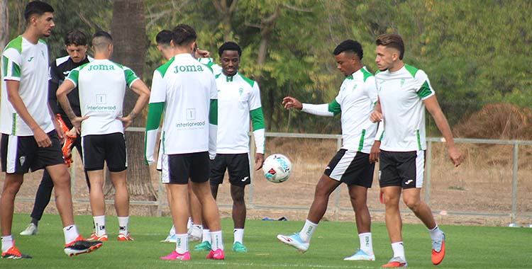 Dalisson tocando el balón entre Adilson e Isma Ruiz.